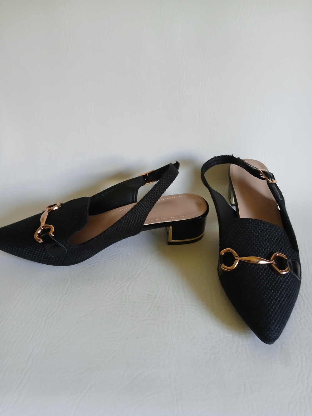 Black Pointed-Toe Slingback Flats with Gold Bit Accent Sz9.5M Textured  Fabric